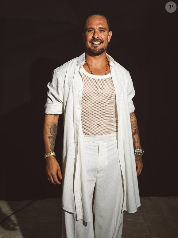 Diogo Nogueira exibiu o look para o show de Réveillon na Praia de Copacabana