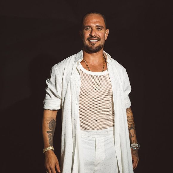 Diogo Nogueira exibiu o look para o show de Réveillon na Praia de Copacabana