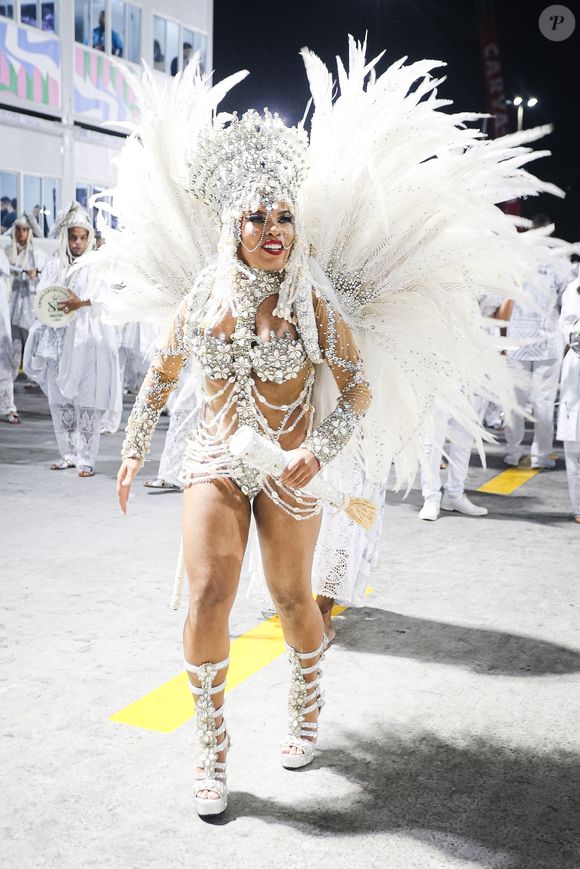 Rainha da Imperatriz, Maria Mariá foi com fantasia branca e poderosa para primeira noite de desfiles do Carnaval do RJ