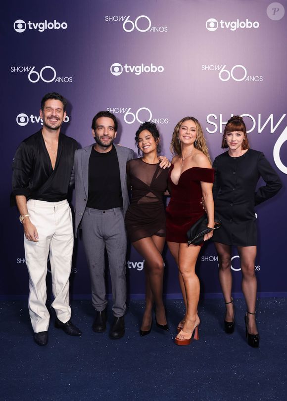 Elenco de ‘Vale Tudo’ posou junto sem a presença de Cauã Reymond