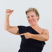 Adeus, braços flácidos: essa rotina minimalista de só 3 minutos tem melhores exercícios para ganhar músculos em casa depois dos 50 anos