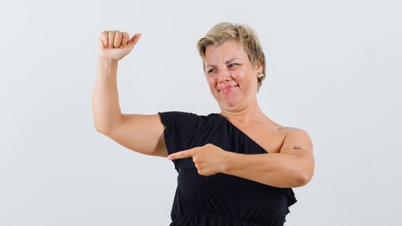 Adeus, braços flácidos: essa rotina minimalista de só 3 minutos tem melhores exercícios para ganhar músculos em casa depois dos 50 anos