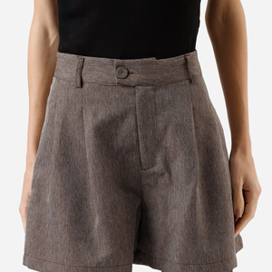 O short de alfaiataria marrom da C&A surge como peça-chave para elevar produções casuais com sofisticação instantânea
