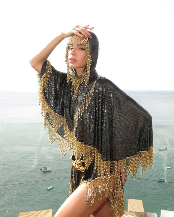Bruna Marquezine usou look preto com franjas brilhantes e capuz no Carnaval em Salvador.