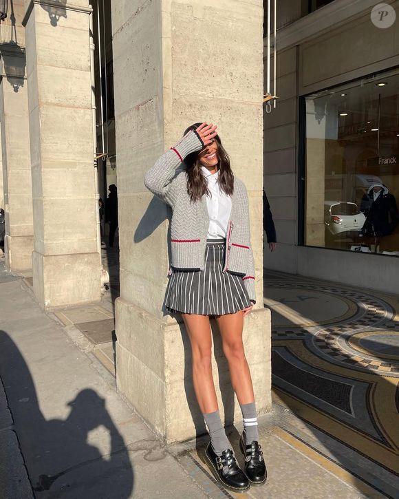 Mocassim de Bruna Marquezine aparece combinando com saias de prega