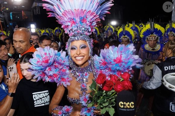 Sabrina Sato é apaixonada pelo Carnaval e desfilou com fantasia sem nada verde, embora enredo passasse em floresta