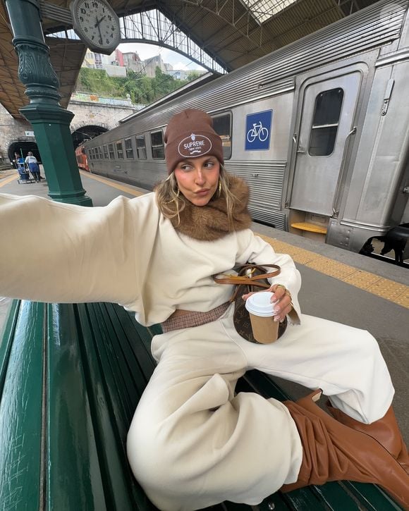Moletom bege e bota caramelo formam a dupla queridinha do inverno de 2026; look de Sofia Coelho entrega inspiração elegante e aconchegante