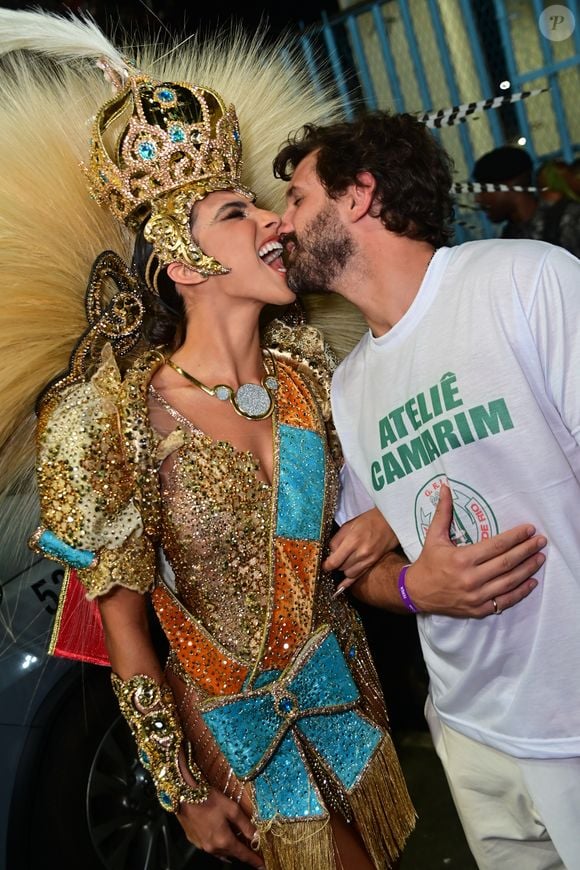 Carnaval 2025 com beijo de Rayssa Bratillieri no namorado, o diretor criativo Anthony Garcia