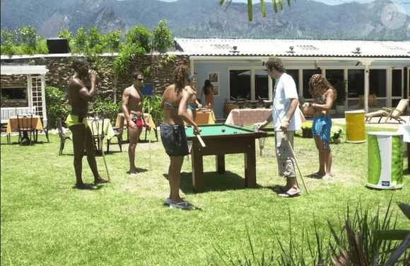 BBB 3 – nesta edição, o Quarto do Líder passou a ficar fora da casa principal, garantindo mais privacidade. A área externa foi ampliada e ganhou uma mesa de sinuca.