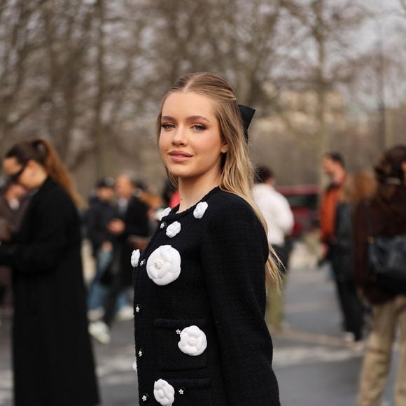 A atriz Pietra Quintela marcou presença na Semana de Moda de Paris 2025 com um look preto e branco; seu blazer era de tweed.