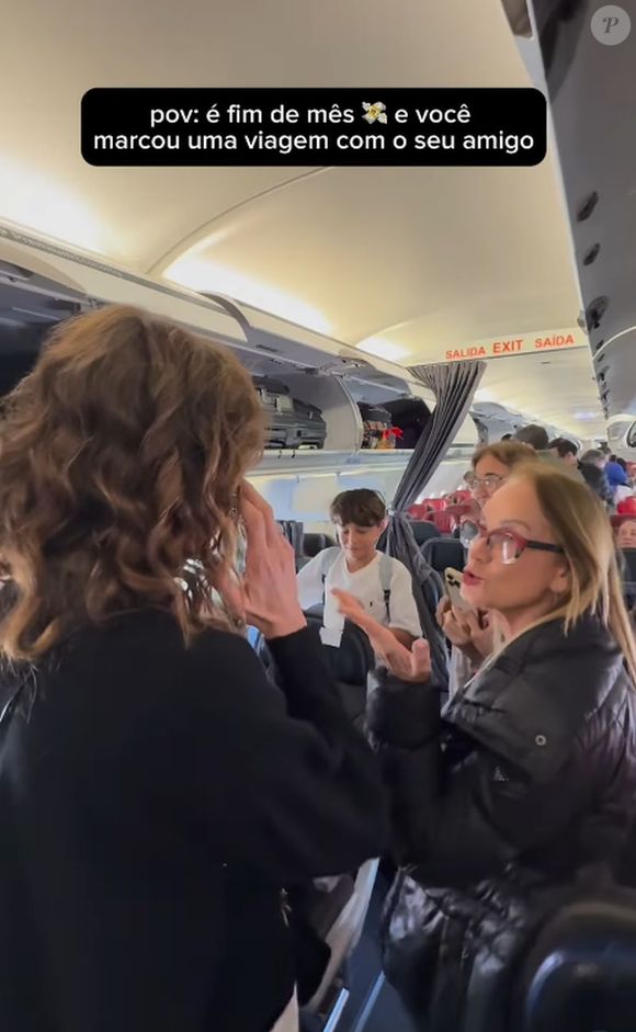Luciana Gimenez foi abordada por uma fã dentro do avião