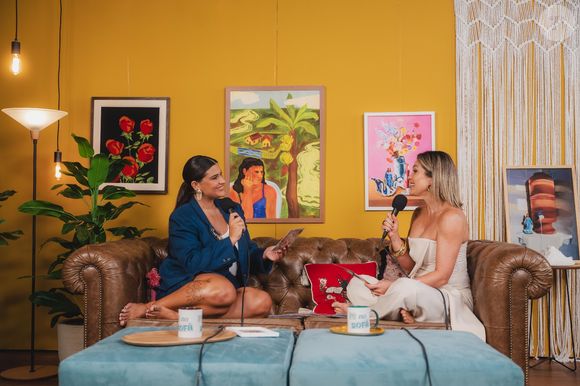 Flávia Alessandra relembrou os tempos de solteira em um recente episódio do podcast ‘Pé no Sofá Pod’