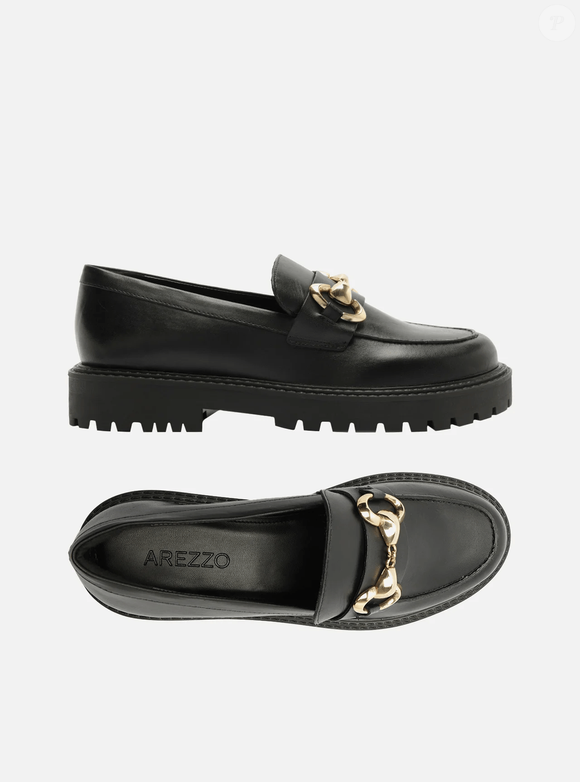 A Arezzo atualiza o mocassim clássico ao apostar em couro preto e sola tratorada com inspiração trekking, unindo tradição e apelo urbano