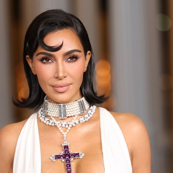 Poucos sabem, mas Kim Kardashian usa o mega hair para promover um visual renovado e cabelos sempre cheios