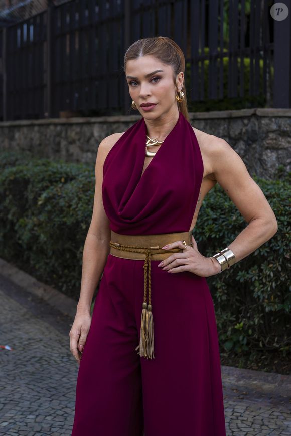Na trama, personagem de Grazi Massafera usa looks, em especial vestidos, que deixam à mostra seu corpo definido