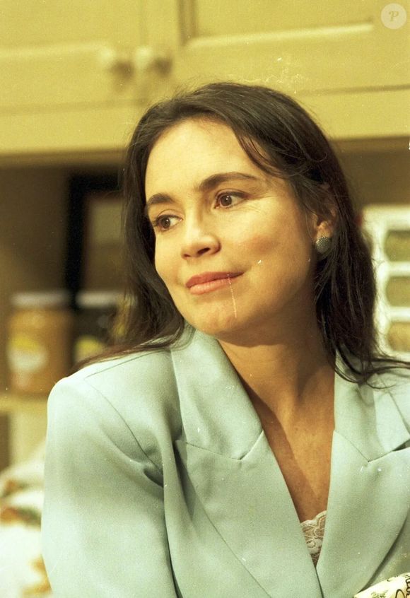 Regina Duarte ficou um tempo afastada das novelas e voltou com um papel menor em 'História de Amor', em 1995