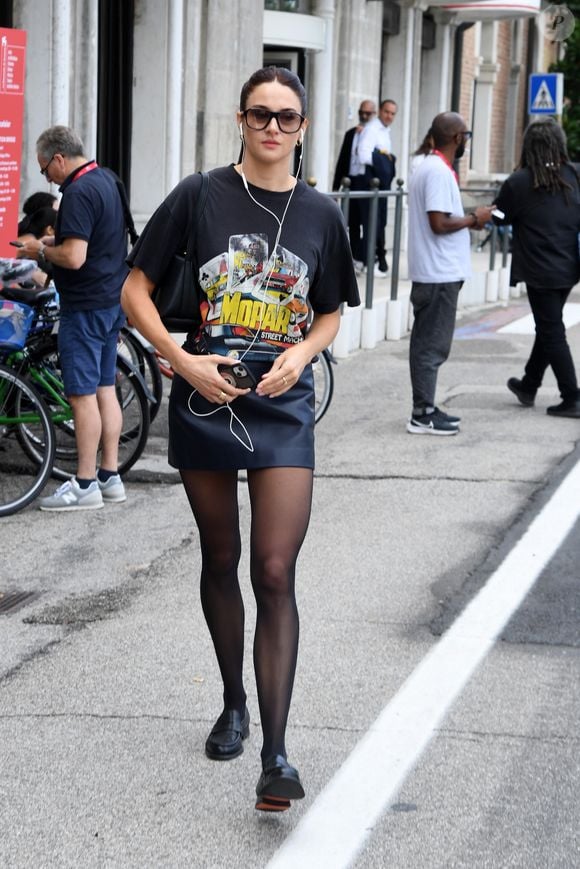 Shailene Woodley combina look all black com mocassim