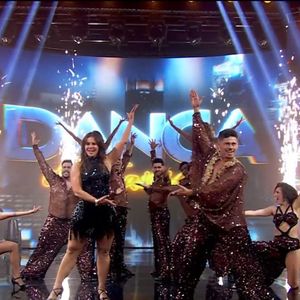 Vencedor da última edição, Silvero Pereira se apresentou com Paolla Oliveira no 'Dança dos Famosos 2026'