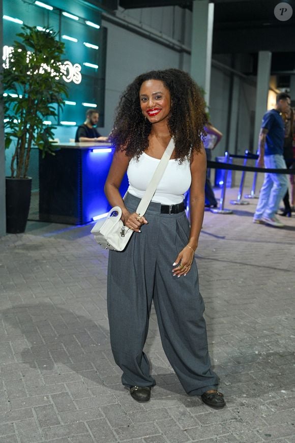 Jéssica Ellen surgiu esbanjando estilo com uma regata branca canelada básica combinada com uma calça de alfaiataria cinza-chumbo de modelagem super ampla e pregas frontais. Ela acentuou a silhueta usando um cinto preto fino e uma bolsa transversal branca na altura da cintura. O look casual e sofisticado foi arrematado com mocassins escuros e um batom vermelho vibrante