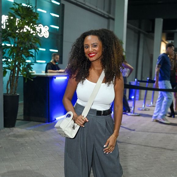 Jéssica Ellen surgiu esbanjando estilo com uma regata branca canelada básica combinada com uma calça de alfaiataria cinza-chumbo de modelagem super ampla e pregas frontais. Ela acentuou a silhueta usando um cinto preto fino e uma bolsa transversal branca na altura da cintura. O look casual e sofisticado foi arrematado com mocassins escuros e um batom vermelho vibrante