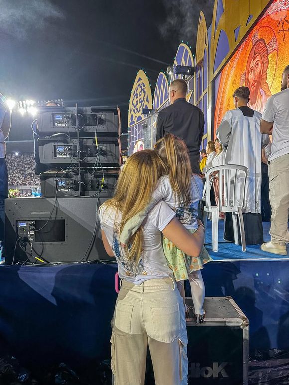 Virginia Fonseca acompanhou de perto do palco um evento religioso em Goiás em 31 de maio de 2025