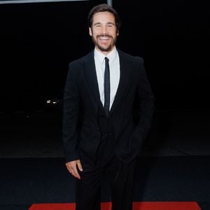 Nicolas Prattes marca presença na 55ª edição do Troféu Imprensa nesta quarta-feira (23) com look elegante