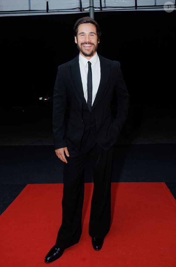 Nicolas Prattes marca presença na 55ª edição do Troféu Imprensa nesta quarta-feira (23) com look elegante