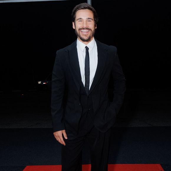 Nicolas Prattes marca presença na 55ª edição do Troféu Imprensa nesta quarta-feira (23) com look elegante