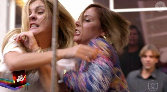 Cena clássica de Monalisa (Heloisa Perissé) e Carminha (Adriana Esteves) se estapeando no salão de beleza