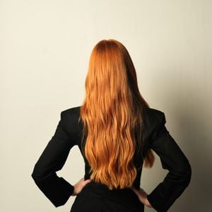 De volta ao ruivo, Marina reconhece que a cor é parte essencial da sua identidade.