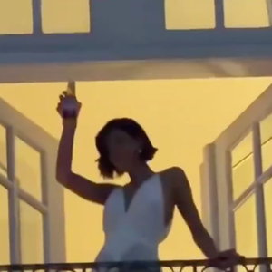 Bruna Marquezine brincou com os fãs e levantou uma cerveja para agradecer ao carinho do público