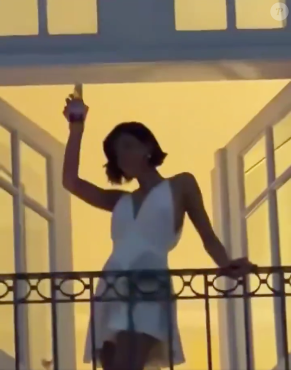 Bruna Marquezine brincou com os fãs e levantou uma cerveja para agradecer ao carinho do público