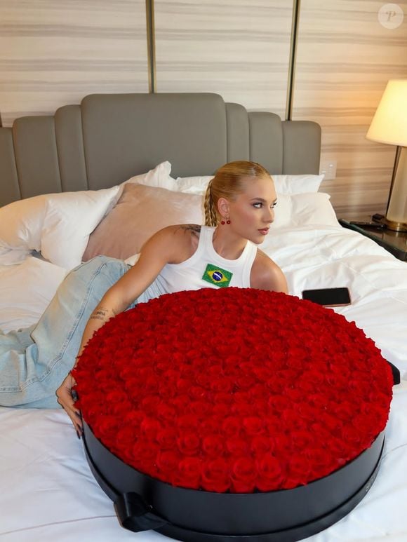 Virgínia Fonseca exibiu um luxuoso buquê de rosas vermelhas recebido no Dia dos Namorados e movimentou as redes sociais com especulações sobre o remetente