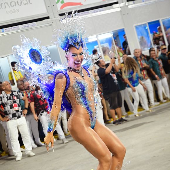 A produção, confeccionada em plástico reutilizável, era adornado com mais de 130 mil cristais aplicados manualmente, um trabalho que levou mais de 200 horas para ser concluído.