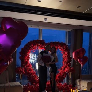 O atacante Richarlison surpreendeu Amanda Araújo com um pedido de casamento no Shangri-La The Shard, em Londres. A influenciadora mostrou a aliança e anunciou: 'Eu disse sim'