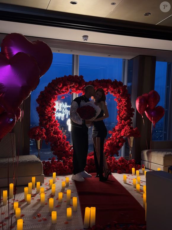 O atacante Richarlison surpreendeu Amanda Araújo com um pedido de casamento no Shangri-La The Shard, em Londres. A influenciadora mostrou a aliança e anunciou: 'Eu disse sim'
