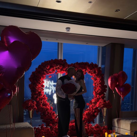 O atacante Richarlison surpreendeu Amanda Araújo com um pedido de casamento no Shangri-La The Shard, em Londres. A influenciadora mostrou a aliança e anunciou: 'Eu disse sim'