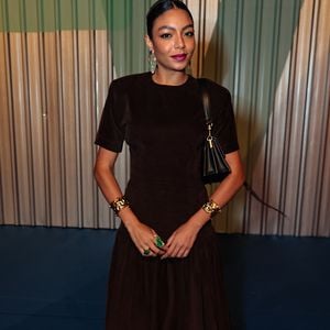 A cantora Any Gabrielly optou por uma elegância clássica e imponente, vestindo um conjunto de camurça em tom marrom chocolate, cor que foi protagonista absoluta desta edição. O visual consiste em um top de mangas curtas e gola careca, combinado a uma saia midi plissada de cintura marcada, criando uma silhueta atemporal