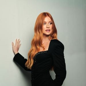 “Estava com saudade de ser ruiva. Sempre foi um ponto de conexão com a minha identidade. É uma cor que me acompanha desde criança e que carrega muitas memórias e afetos. É quase como um abraço, um retorno para casa”, acrescentou.