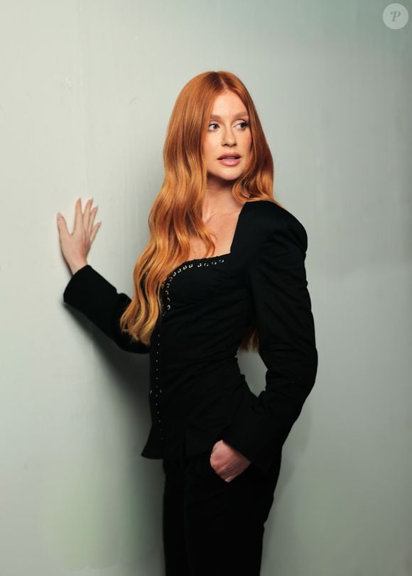 “Estava com saudade de ser ruiva. Sempre foi um ponto de conexão com a minha identidade. É uma cor que me acompanha desde criança e que carrega muitas memórias e afetos. É quase como um abraço, um retorno para casa”, acrescentou.