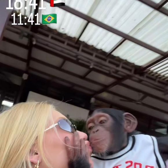 Virginia Fonseca sofreu grave acusação de incitar o racismo ao aparecer beijando um macaco, dias após o fim do namoro com Vini Jr.