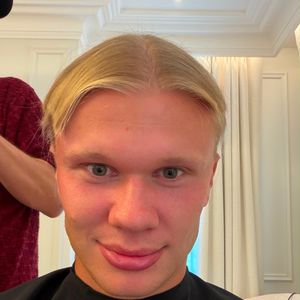 Cabelo longo de Haaland: o visual ganhou ainda mais destaque durante a Copa do Mundo 2026, quando o jogador também chamou atenção pelo carisma e pelas comemorações inspiradas nos vikings