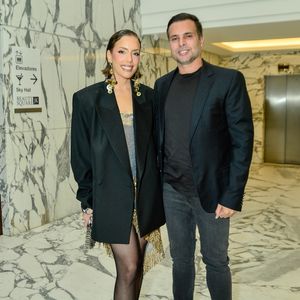Fabiana Justus equilibrou o corte masculino de um blazer oversized preto de alfaiataria com a sensualidade de um vestido curto metalizado com detalhes em dourado e barra assimétrica de franjas. A influenciadora digital arrematou a composição com meia-calça fina preta, sandálias de tiras finas prateadas e maxibrincos geométricos em tom de ouro velho que emolduraram seu penteado de efeito molhado