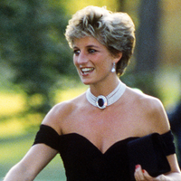 R$ 1,53 milhão, 3 anos guardado no guarda-roupa da princesa e noite histórica em 1994: o vestido preto de seda de Lady Di, usado após a traição de Charles, volta a leilão depois de quase 30 anos