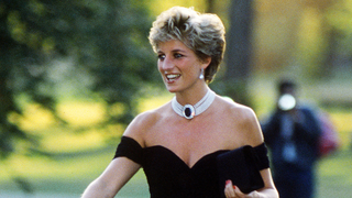 R$ 1,53 milhão, 3 anos guardado no guarda-roupa da princesa e noite histórica em 1994: o vestido preto de seda de Lady Di, usado após a traição de Charles, volta a leilão depois de quase 30 anos