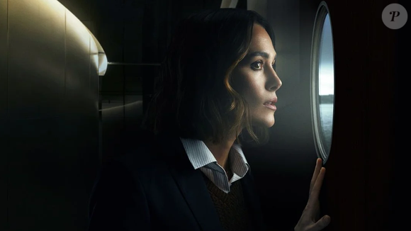 Além disso, a personagem admite o uso frequente de álcool e medicação, o que reforça sua condição de narradora pouco confiável, um elemento essencial para o suspense psicológico da obra.