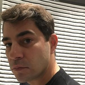 Evaristo Costa detonou a internauta que pedir para ele 'não sair do armário'