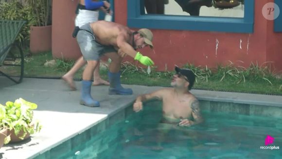 Mesquita pega preservativo encontrado e prova que não foi usado pelo casal, enquanto Duda aproveita o momento para defender a prevenção com camisinha.