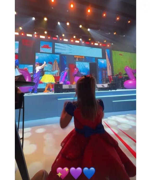 Filha de Virginia Fonseca se encantou com show da Galinha Pintadinha, que recebeu o Pintinho Amarelinho