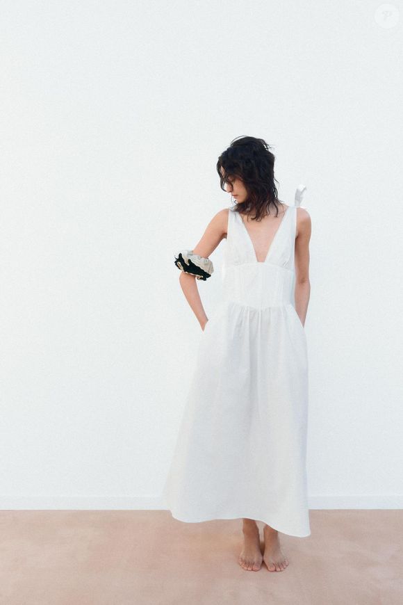 Por fim, um vestido midi em algodão surge como uma peça ao mesmo tempo sensual e versátil